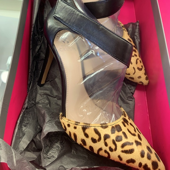 VINCE CAMUTO ASYMMETRICAL STRAP PUMP - Picture 1 of 4